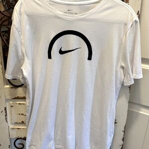 LIKE NEW MEN’S NIKE DRI-FIT ATHLETIC CUT SHORT SLEEVE TSHIRT.